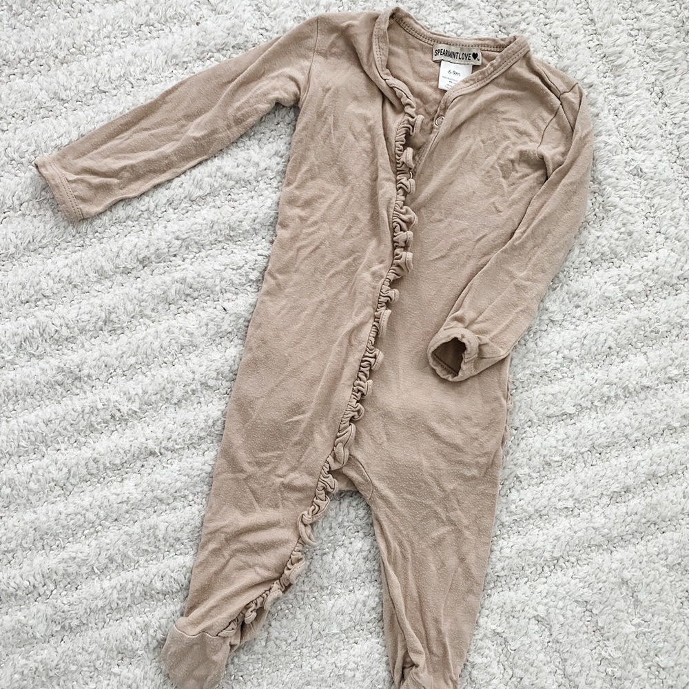 SpearmintLove Ruffle Bum Snap Closure Footed Jammies 6-9 months